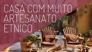 Casa ampla com artesanato étnico, mobiliário brasileiro assinado e obras de arte na decoração