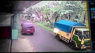 Heboh Detik detik Tabrakan dahsyat terekam CCTV