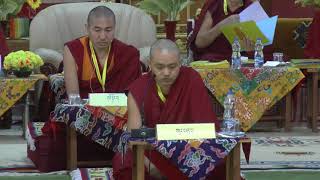 ལྷ་རམས་པ་ཏྲེ་ཧོར་ཟླ་བ་ཚེ་རིང་གིས་རྩ་ཤེས་ཀྱི་བགྲོ་གླེང་གཏམ་བཤད་སྐབས་ཀྱི་བརྙན་རིས།  ༡༽