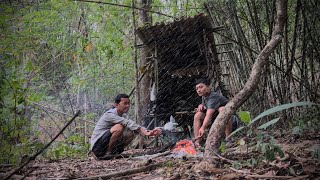 เดินป่าอยู่ดีๆฝนดันตก รีบหลบในกระต๊อบกลางป่า! หมูป่าอร่อยสุดๆ ฝนมาแล้ว?