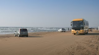 砂浜を走る「千里浜なぎさドライブウェイ」：石川県羽咋市 | nippon.com