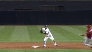 ARI@SD: Alvarez gets forceout in Major League debut