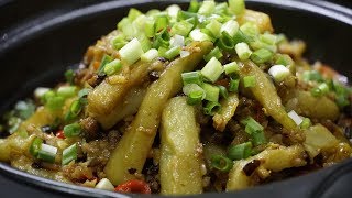 美女做湘菜版茄子煲，入口即化，味道可口,营养价值高,制作简单-Beautiful women cook eggplant pot with Hunan cuisine