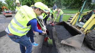 Vilniaus gatvių duobes lopė studentai iš klubo „Kelelis“