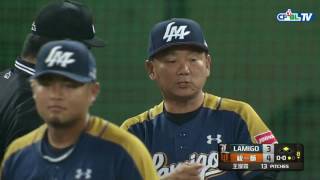 04/09 Lamigo vs 統一 八局下，郭阜林的內野軟弱滾地球造成傳球失誤，安全上到二壘