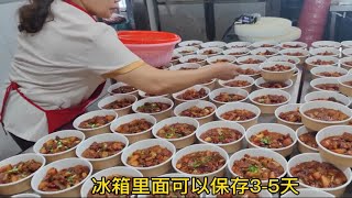 小伙外卖店生意很火爆，一中午卖300份红烧肉套餐饭，做法经验免费分享给网友