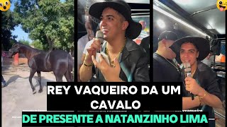 REY VAQUEIRO DA UM CAVALO DE PRESENTE PARA NATANZINHO LIMA