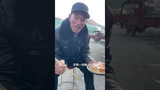 河南大爷早餐吃热豆腐，能怼两份，老带劲了……人间烟火热豆腐 街边小吃 天冷了吃点啥