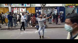 Bella peruana hace su show de baile en Gamarra