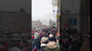 Народ кричит "СВОБОДУ!"