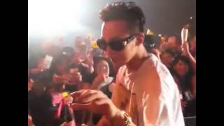 [FANCAM] 150426 G-Dragon takes fan's hand - BIGBANG 2015 World Tour MADE in Seoul