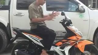 BUSEETT.... Itu orang keren banget cuma nyelah motor doang bisa ganti motor...