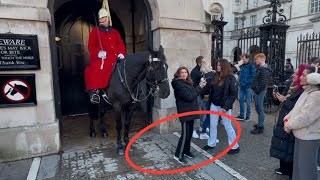 Very Kind King’s Guard | Tourists Cross the White Line, Guard Shows Kindness