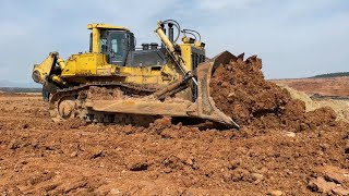 Komatsu D475A Bulldozer Cleaning The Deposit