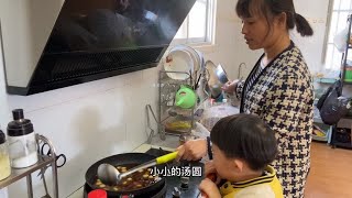 农村宝妈周末带娃，煮了一锅汤圆，小孩吃了一碗又一碗！