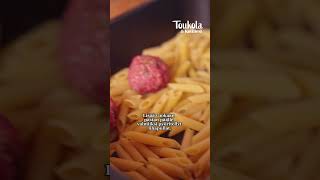 Tämä klassikko maistuu aina! Lihapullapasta on helppo tehdä yhdessä vuoassa uunissa. #toukola