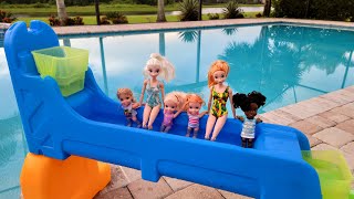 Water park ! Elsa & Anna toddlers - friends - pool - splash - floaties