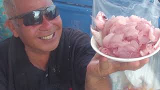 船釣りで釣った魚をその場で調理して刺身で食す。最高の贅沢船遊び　沖縄って感じがいいね。