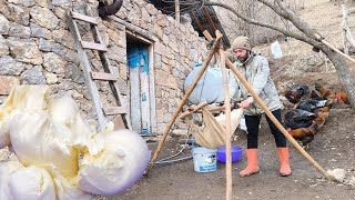 Soğuk Bir Kış Gününde Dağ Köyünde Geleneksel Yayıkla Keçi Tulumu İçerisinde Tereyağı Yapımı. #butter