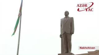 President Ilham Aliyev visited statue of national leader Heydar Aliyev in Nakhchivan