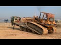 truck 25t fails bulldozer pushing ឡាន​ប៉ែនចាក់ដីដាច់ក្រលេ អាប៉ូលពីរុញ