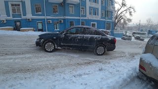 Машины буксуют после снегопада Владивосток
