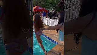 Nossa Mãe Empurrou Ela na Piscina!!😮