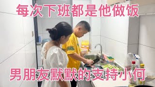 小何教三哥切菜，男朋友炒菜三哥在旁边学习，陪伴孩子的每个周末