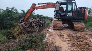 Evakuasi truk sawit tumbang #truk #motorgrader #excavator #truksawit #sawit #fyp #truktronton