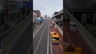 【荒川区マニアック】日暮里・舎人ライナーの歩道橋(東尾久五丁目)から尾久橋方面から日暮里方面に向かう自動車を眺めた👀 #尾久橋通り #尾久小学校