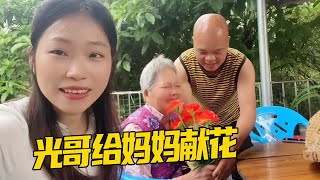 百善孝為先，看到光哥這麼孝順自己的媽媽，小鳳也感覺到很欣慰【田野小鳳】