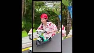 #于文文 于總可可愛愛開🛵配無敵花襯衫 ☺️Kelly 💛🎉祝文文一直走花路🥳#kellyyu #魚丸丸