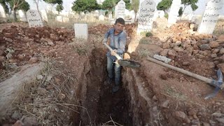11-Year-Old Syrian Boy Digs Graves to Support Family