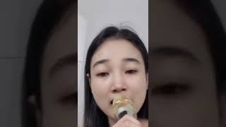 Cô gái ngồi hát cover ngày mùng 1 Tết