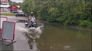 Wasserdurchfahrt mit dem Motorrad in Norwegen