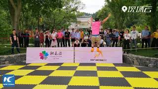 Walking on a slackline like a pro! Chinese youngsters display stunning skills