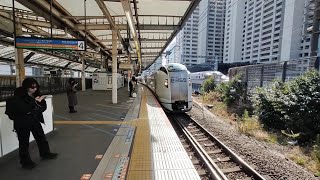 東京駅を出発し、博多駅を目指して、横須賀線武蔵小杉駅付近を通り過ぎていく東海道新幹線のぞみ号　成田空港駅を目指して、武蔵小杉駅を出発する横須賀線特急成田エクスプレス号