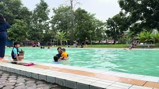 Mendampingi anak saat berenang, wajib tau untuk orang tua.