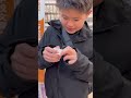 消しピンのために文房具店でテイスティングするお兄ちゃん 小学生 消しゴム