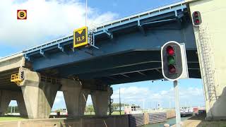 Door de harde wind blijft de brug over het Volkerak dicht