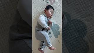 0歳児赤ちゃんの寝返り練習👶あと一歩なのに… #shorts