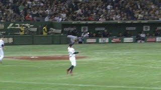 JPN@MLB: Altuve snares liner with leaping grab