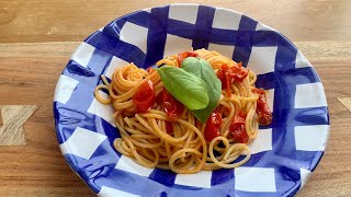 イタリアで一番ポピュラーな美味しいフレッシュトマトパスタを作る方法！