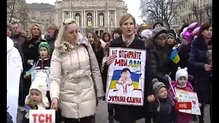 У своє свято українки вийшли на антивоєнні мітинги