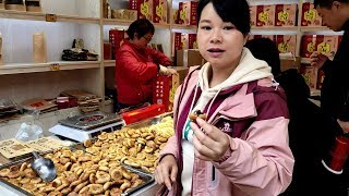 The net red snack in Huangshan old street. Qiuzi spent 50 yuan to buy 7 small bags at a time