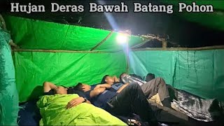 Camping Hujan Deras - Membuat \u0026 Bermalam Di Perkemahan Terpal Bawah Batang Pohon Tumbang