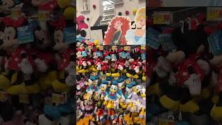 Esse nem é o Walmart da rota turística e mesmo assim você encontra várias lembrancinhas da Disney!