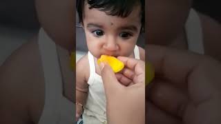 Cute baby's Reaction while eating mango!आंबा खाताना गोंडस बाळाची प्रतिक्रिया!#Viral#Shorts