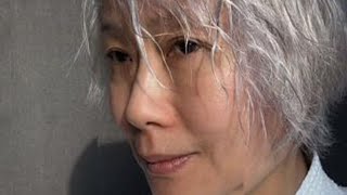 59岁叶童庆生！满头白发凌乱如鸡窝，皱纹横生怼脸自拍被指吓人