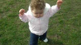 Gabriella walks for the first time outside home. Caminha pela primeira vez fora.